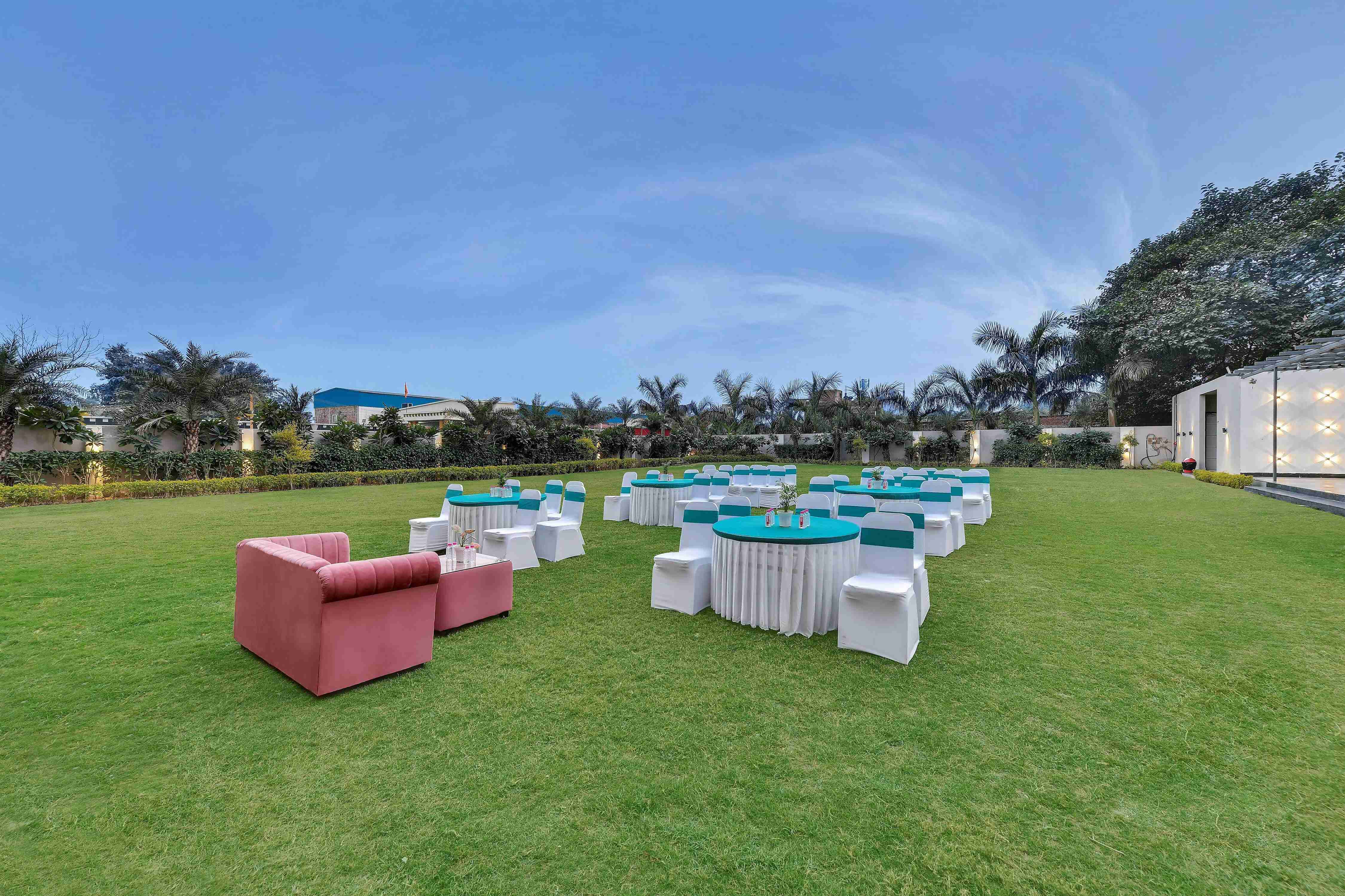 Click Collection Grand Gateway Varanasi Varanasi [Open Sitting Area In Suite Room Overlooking Lush Garden]
