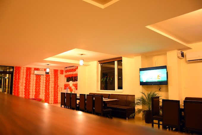 Hotel Holiday Hill Rishikesh [Comfortable Sitting Area In The Lobby Of Hotel Serene Stay]