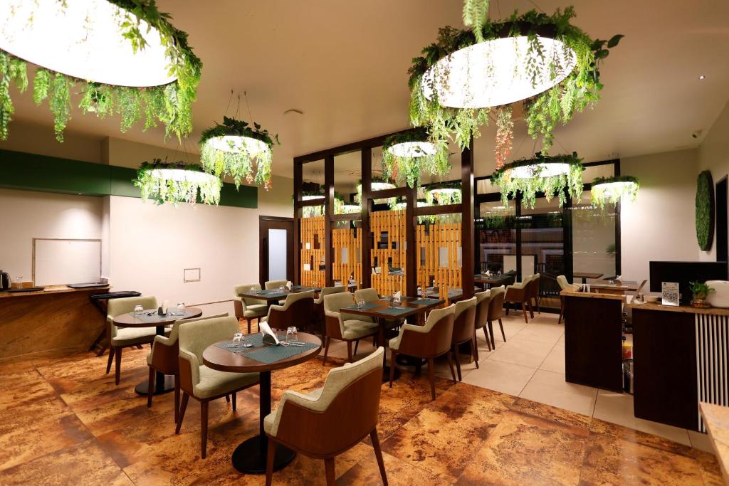 Hotel Quality Inn Varanasi Varanasi [Food Tables, Buffet Area, Ambiance]