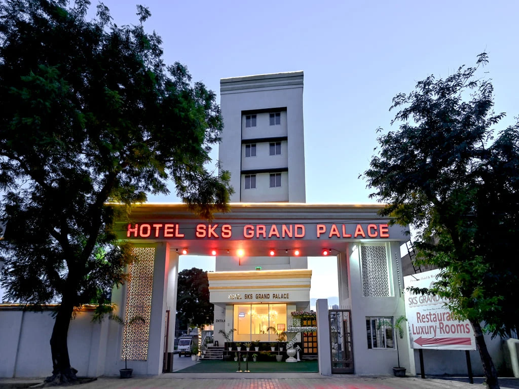 Hotel SKS Grand Palace Vrindavan [Hotel Entrance]