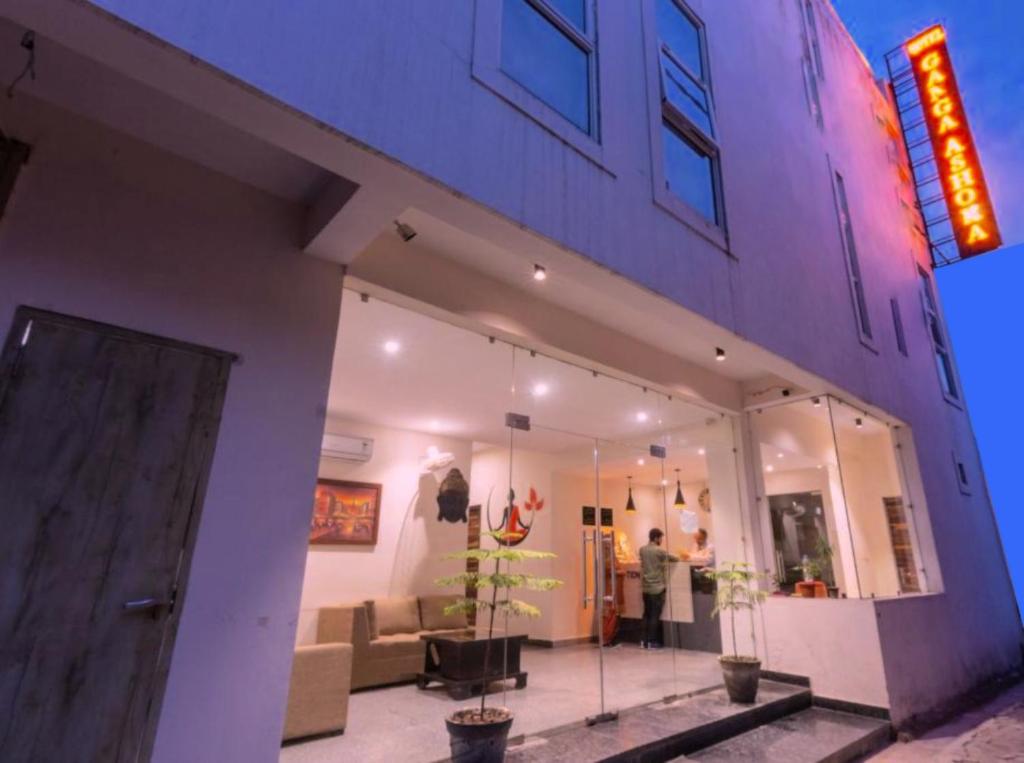 Hotel Ganga Ashoka, Rishikesh Rishikesh [Hotelbuildingnight]