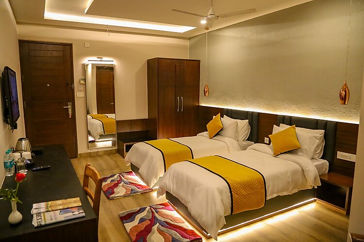 Four Leaf Hotel - Sapphire Blue, Varanasi Varanasi [Comfortable Bed]