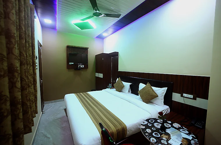 Hotel APS Palace Varanasi [King Room]