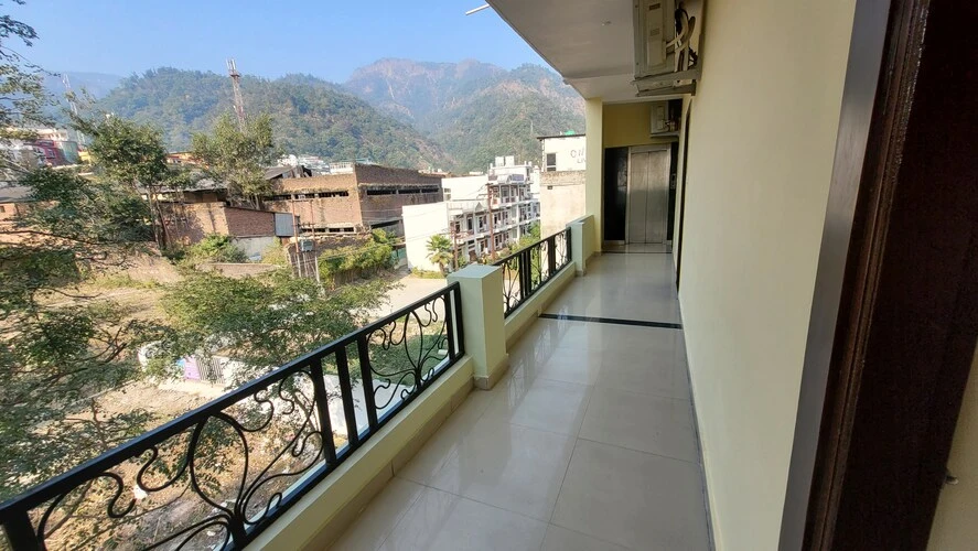 Hotel Keshav Nandan By The Shivaay Rishikesh [Alcony Room With Luxury King Size Bed And Elegant Interior Design]