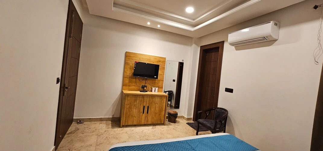 Radhe Bihari Nikunj Inn & Restaurant Vrindavan [Air Conditioning Unit For Room Temperature Control]