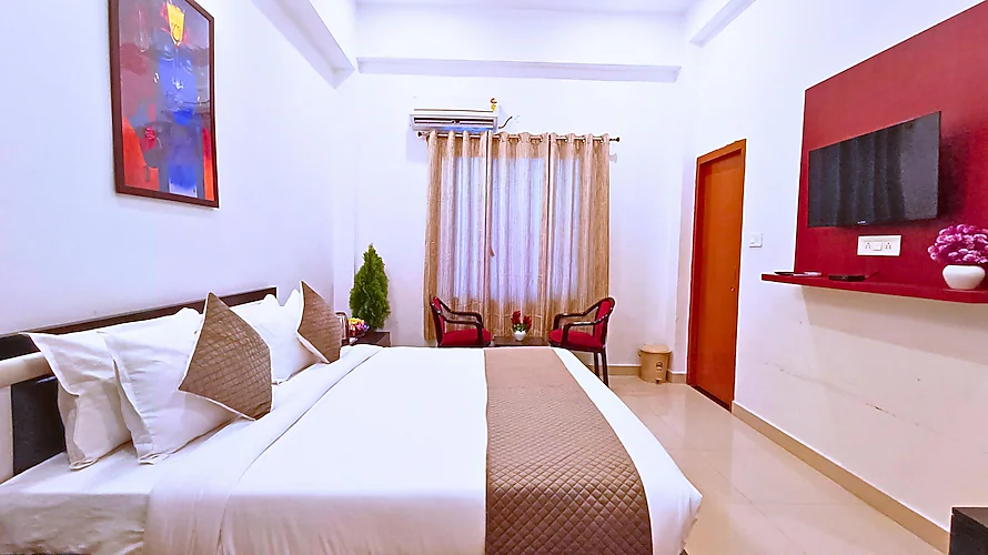 Trayamb Inn By Asapian Hotels Ayodhya [Full View Of The Deluxe Room At Trayamb Inn Ayodhya With Modern Interiors And King-size Bed]